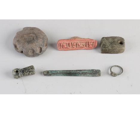 Lot of 6 pieces of archaeological finds Luristan. Among other things; bronze ring, bronze weight. Circa 500 - 1000 BC. 1x Nat