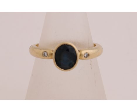 Yellow gold ring, 585/000, with sapphire and diamond. Ring with a solid band and in the middle with an oval setting case with