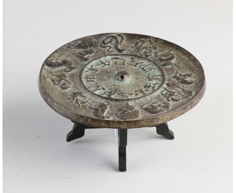 Chinese plaque of bronze with characters + zodiac signs. Dimensions: 0.6 x Ø 12 cm. In good condition.