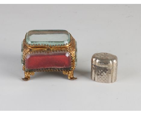 Lot with a jewelery box and a silver snuff box, 833/000. Glass box with yellow metal, placed on 4 feet, 8x6x6cm, and a snuff 