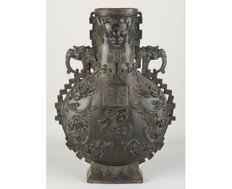 Large Chinese bronze vase with floral decoration and characters. Signature. elephant heads. Dimensions: H 38 cm. In good cond