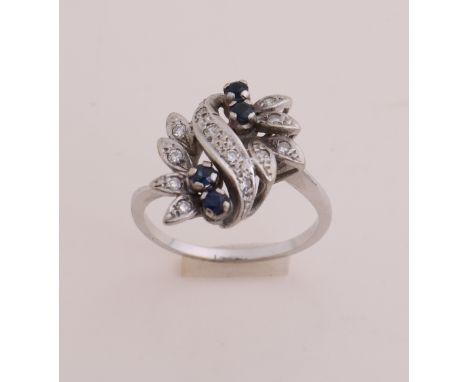 White gold ring, 585/000, with diamond and sapphire. Ring with a floral head set with singlecut cut diamonds and 4 round face