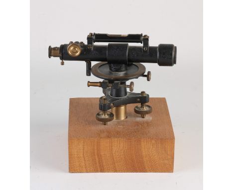 Antique theodolite. Circa 1920. Ahrend 8505. Dimensions: 12 x 17 x 9 cm. In good condition.