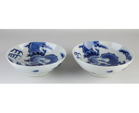 Two large Chinese porcelain bowls with dragon decor + double bottom ring. Dimensions: Ø 21.3 cm. In good condition.