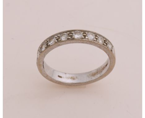 White gold ring, 750/000, with diamonds. Round ring with 9 brilliant cut diamonds set in the band, approx. 0.45 ct in total. 
