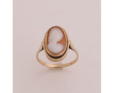 Yellow gold ring, 585/000, with an oval smooth setting case with a cameo shell with a woman's portrait, partly worn. head siz