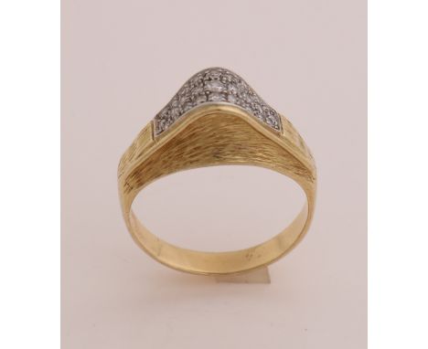 Yellow gold ring, 585/000, with diamond. Ring with an ascending V-shape, with a roughened finish and set in the center with 3
