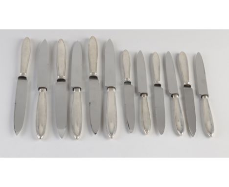 Twelve knives with silver filled handles, model with fillet edge. 6 table knives and 6 dessert knives, 20 and 24 cm. In good 