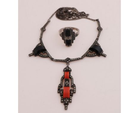 Silver choker, 835/000, and ring, 925/000, with onyx and coral. Choker with an S-necklace with in the middle an element richl