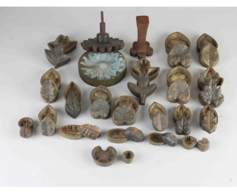 Lot of 23 pieces 19th century bronze casting molds for candlesticks or clock ornaments. Various. Dimensions: 5 - 13 cm. In go
