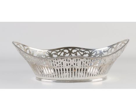 Beautiful silver bread basket, 835/000, oval openwork model with a contoured edge with pearl finish. Equipped with sawn bars 