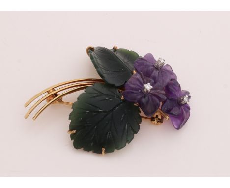 Beautiful floral yellow gold brooch, 585/000, with amethyst, jade and diamond. Brooch with 3 amethysts cut as flowers and 2 j