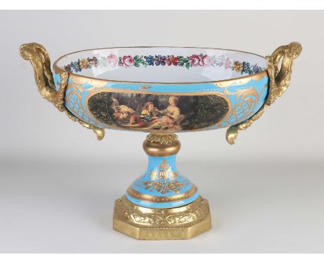 Porcelain bowl in Sevres style with figures/gold decor + bronze. 21st century. Dimensions: 27 x 42 x 24 cm. In good condition