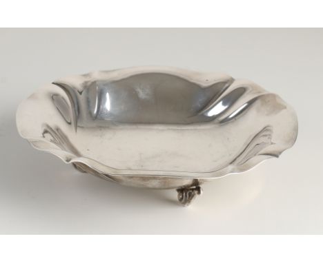 Beautiful silver dish, 800/000, round model with pleats placed on 3 curled legs. ø 18x4cm. about 111 grams. In very good cond