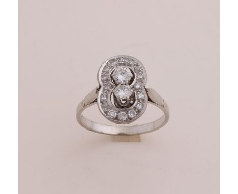 White gold ring, 585/000, with diamond. Ring with at the head in an 8-shape a rim with single-cut diamonds and in the middle 