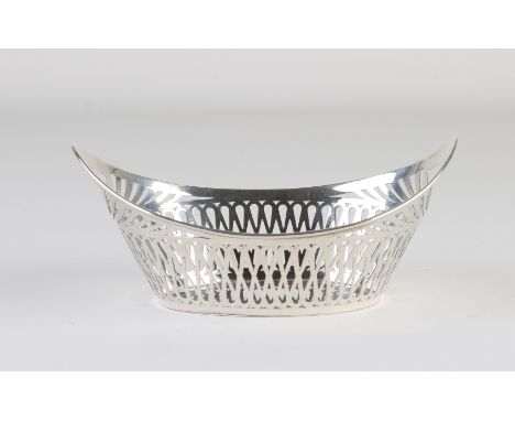 Silver bonbon basket, 833/000, oval boat-shaped model with sawing, MT.: Koninklijke Begeer, Voorschoten, jl.:S:1928. 14x9x6cm