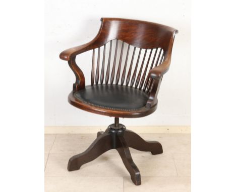 Antique oak swivel desk chair with leather seat. Circa 1900. Dimensions: 85 x 65 x 65 cm. In good condition.