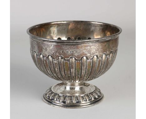 Silver bowl, 925/000, round model, on a round foot, with fluting. MT.: Williams ltd, Birmingham, jl.:e:1904. ø11x9cm. about 1