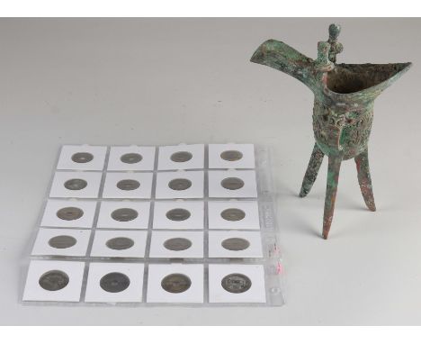 Lot of Chinese coins and a bronze ritual wine jug. Dimensions: 2.3 - 20 cm. In good condition.