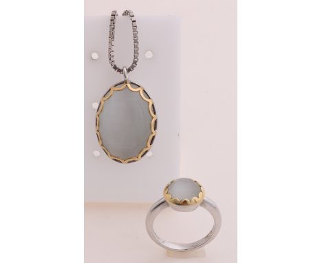 Silver set, 925/000, with a necklace, pendant and ring. Venetian necklace with an oval pendant with a gold on silver scallope