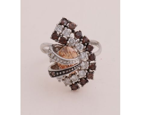 Elegant white gold ring, 750/000, with colored cubic zirconia. Ring with a fine band and fitted with a graceful oval head set