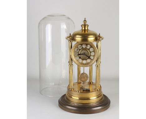 Antique brass mantel clock with six columns, under a glass dome. Half-hour strike. Circa 1900. Dimensions: H 42 cm. In good c