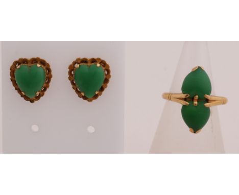 Set of gold jewelry, 916/000, with jade. Yellow gold jewelery with a ring with 2 heart-shaped cut jade stones and a pair of e