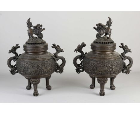 Two large Chinese bronze incense burners with dragons and foo dogs. With bottom mark. Dimensions: 35 cm. In good condition.