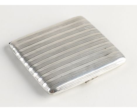 Silver business card holder, 800/000, rectangular model with a rib decor. about 86 grams. 7.5x8cm. slightly dented otherwise 