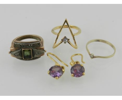 A small collection of yellow metal jewellery, to include a heart shaped ring set with a small stone, a wishbone ring, a pair 