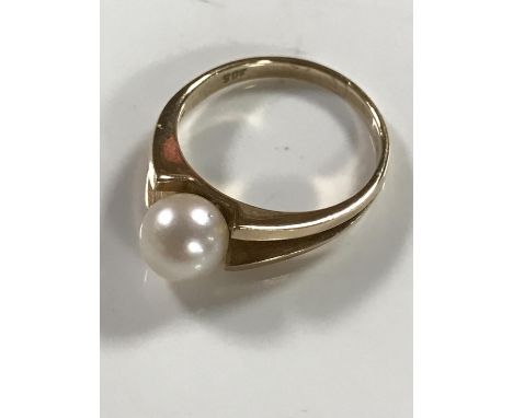 A 9ct gold pearl ring, 3.3g, size N.