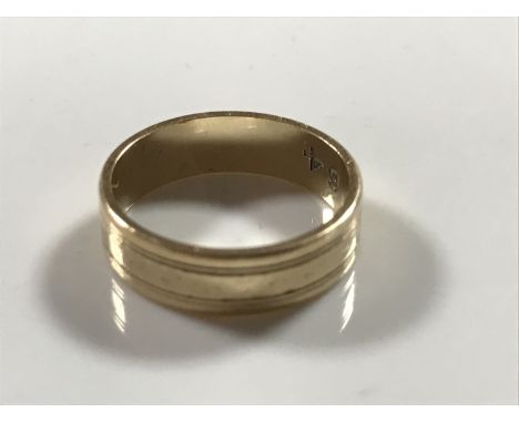 A 9ct gold band ring, 2.5g.