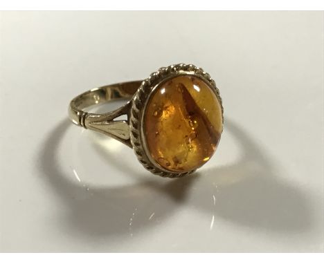 A 9ct gold amber ring, 2.9g, size N.