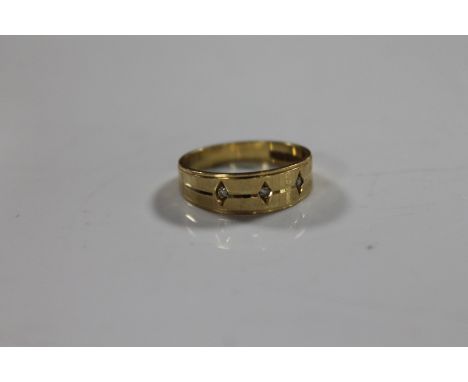 An 18ct gold diamond set ring, 3.3g, size M.