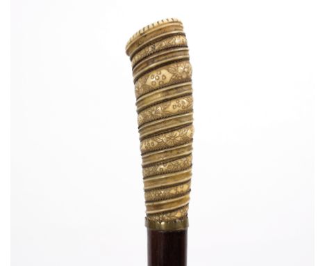 A walking stick with engraved and ribbed ivory handle and gilded thread decoration/see illustration Condition Report: Lot con