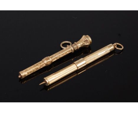 A 9ct gold and engine turned tooth pick with propelling action, 3.6g, 5.5cm (closed) together with a yellow metal and agate t