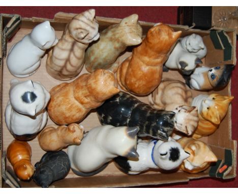 A box of miscellaneous ceramic cat figures, to include Babbacombe Devon pottery examples