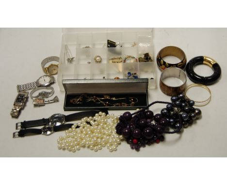 A collection of assorted costume jewellery, to include; ladies stud earrings, beaded necklaces, lacquered bangle etc 