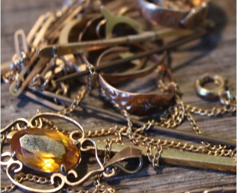A collection of assorted gold jewellery, to include; a 9ct. gold long and short link chain (5.3g), a hallmarked 9ct. gold buc