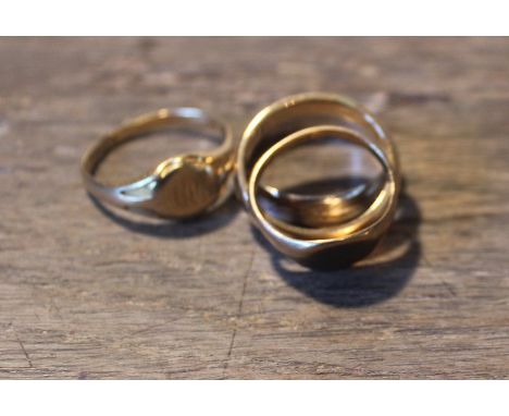 An 18ct. yellow gold band, assayed Birmingham 1922, (5.2g), together with an 18ct. white gold band, with textured and engrave