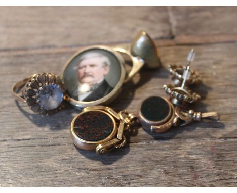 Two 10ct. yellow gold swivel fobs, one blood stone and carnelian agate, the other blood stone and agate, both stamped "10c", 