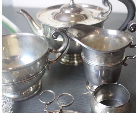 An Edwardian matched batchelors silver three piece tea service, comprising a silver teapot of diminutive form, by Wliiam Hutt