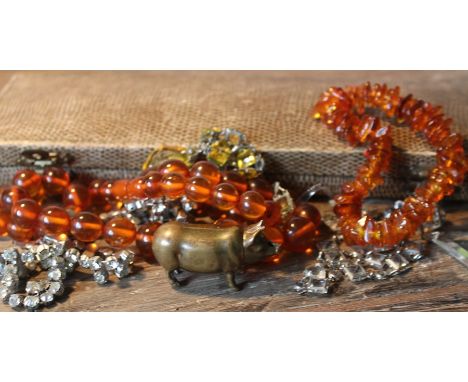 A collection of vintage costume jewellery, to include; two pendant necklaces. a choker necklace, two strings of amber beads, 