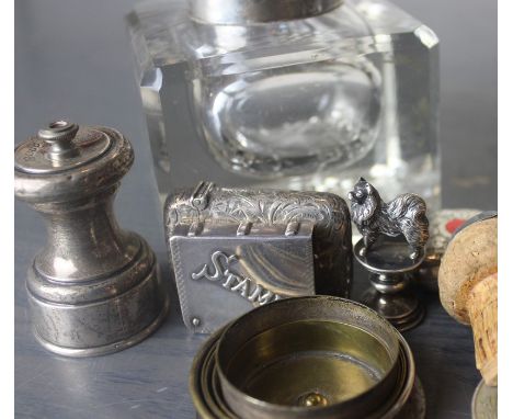 A collection of small silverware, to include; an Edwardian small silver pepper grinder, by Hukin &amp; Heath, assayed London 