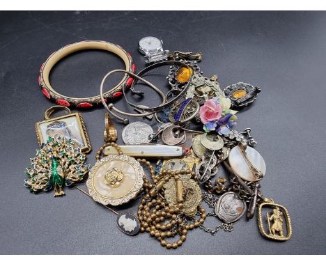 A small quantity of costume jewellery and badges, to include three Observer Corps badges and a silver and enamel Royal Engine