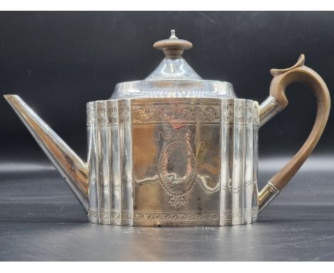 An Irish George III silver teapot, 512g all in, 17.5cm high. 