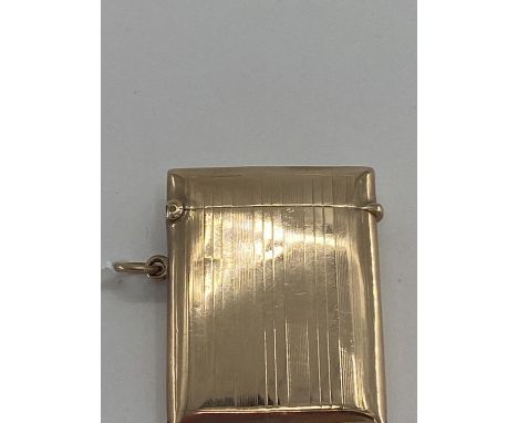 9 ct gold hip shaped vesta case with engine turned decoration, 19.1g 