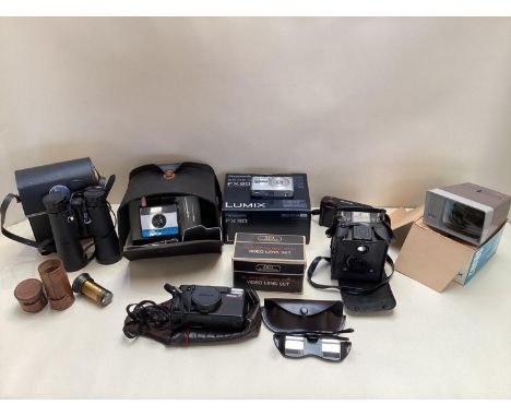 Quantity of vintage cameras and equipment, see photos for details 
