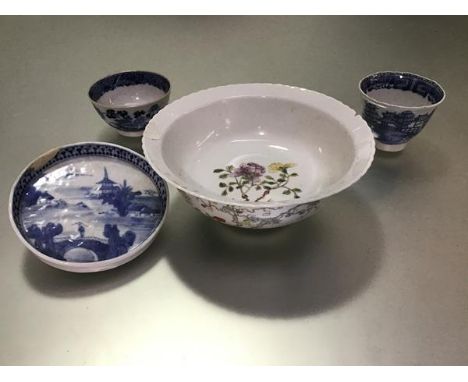 An 18thc Chinese blue and white circular spoon tray (restoration to panel) (l.12cm), an 18thc Chinese blue and white tea bowl