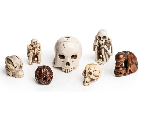 Japan -- 19. Jh. Sieben Netsuke.Fünf aus Elfenbein, einer aus Buchsbaum, ein Nusskern. H. 2,3 - 4,6 cm. Fünf signiert.Beigege